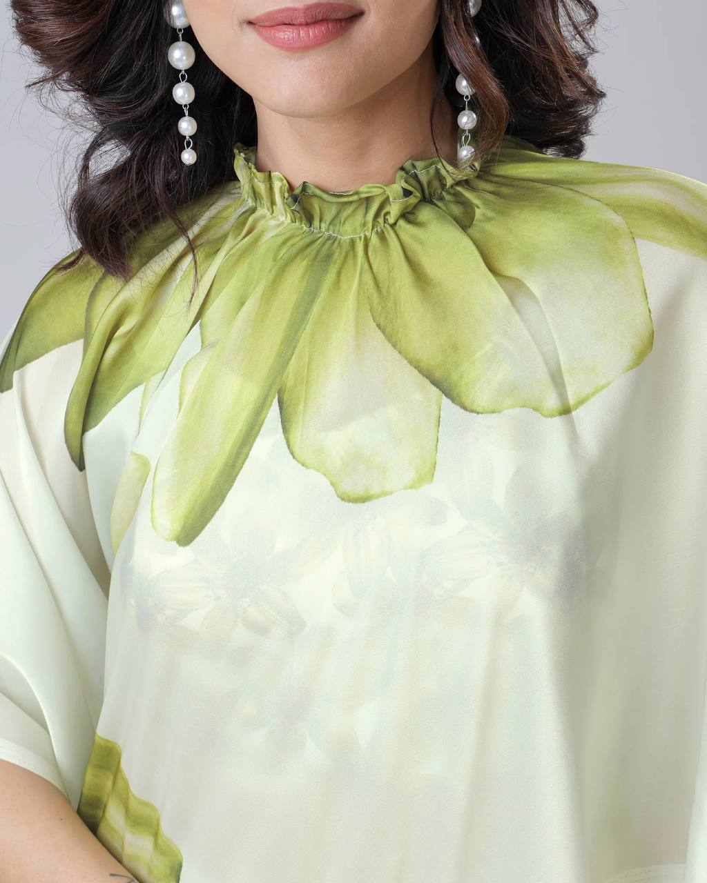 Women's Modern Dual-Tone Peach & Off-White Satin Silk Kaftan Saree with Digital Print Neck Design - Image 10