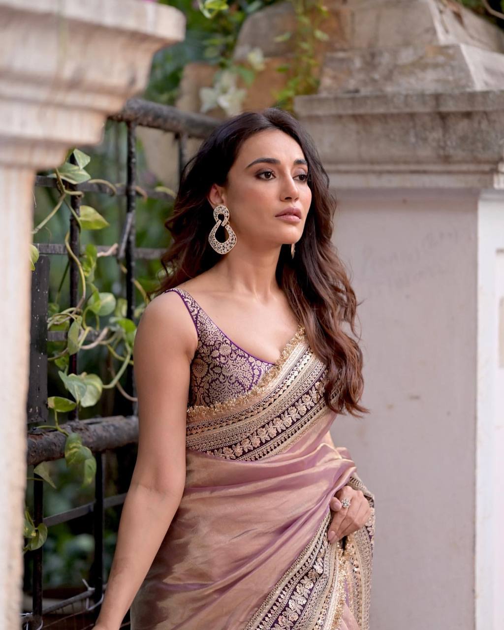 Women's Luxurious Mauve & Purple Art Silk Saree with Intricate Golden Zari & Broad Embroidered Border β Complete with Brocade Blouse for Festive & Wedding Wear - Image 10