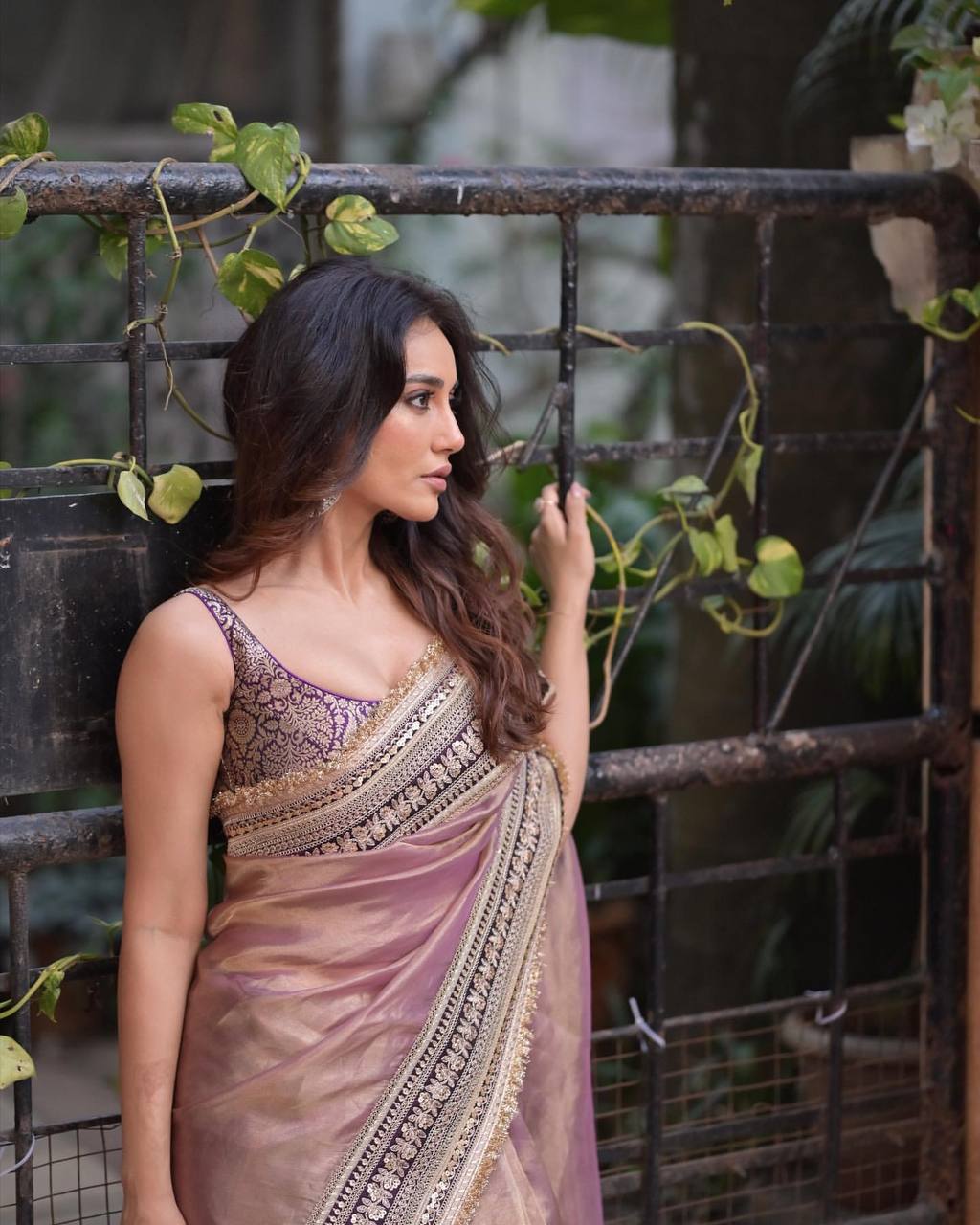 Women's Luxurious Mauve & Purple Art Silk Saree with Intricate Golden Zari & Broad Embroidered Border β Complete with Brocade Blouse for Festive & Wedding Wear - Image 9